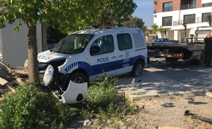 İzmir’in Menemen ilçesinde servis minibüsü, işçileri almak isterken görevli polis