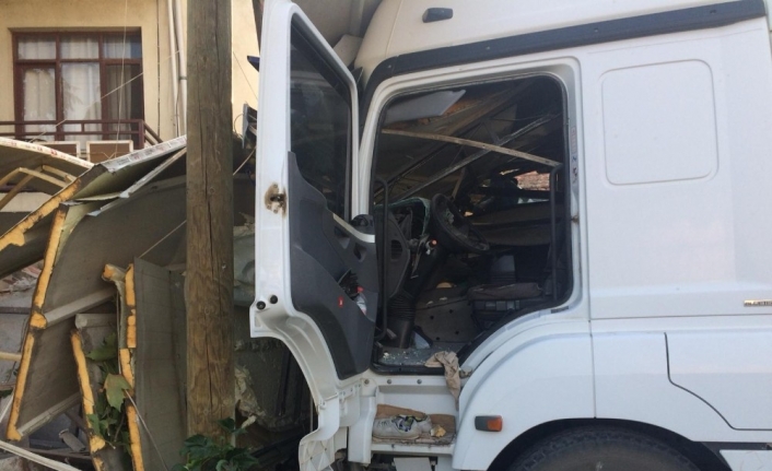  Hafriyat Kamyonu İse Kontrolünü Kaybederek Daha Sonra Bir Kahvehaneye