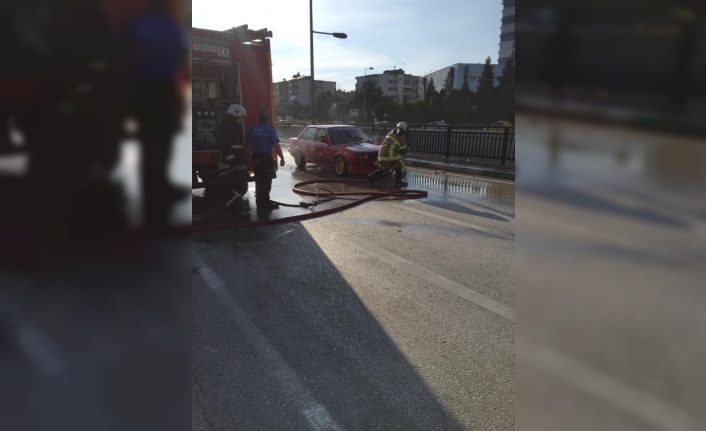 Bursa’da trafikte seyir halindeki otomobil motor kısmından alev aldı. Otomobil