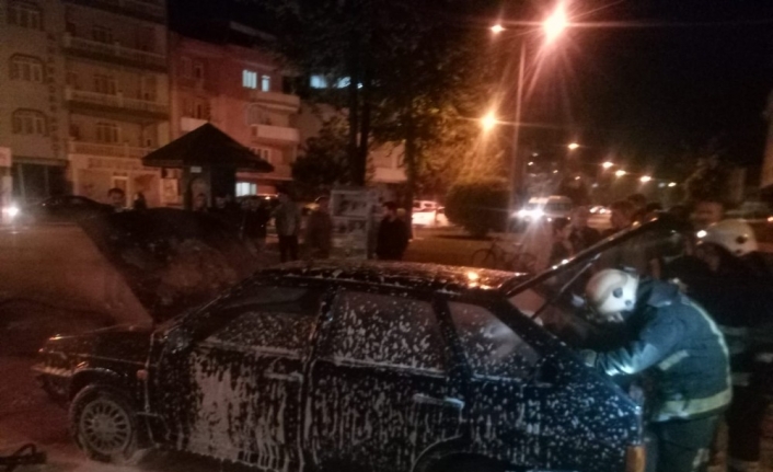 Seyir halinde alev alan otomobil kullanılamaz hale gelirken, ekipler LPG’li