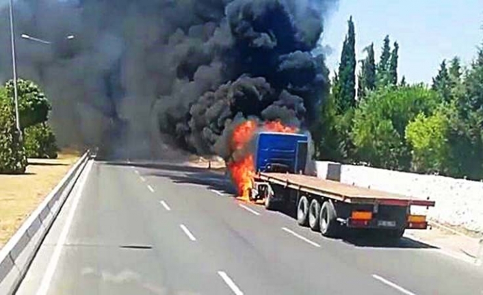  İzmir’in Bornova İlçesinde Seyir Halindeki Bir Tır Motor Bölümünden