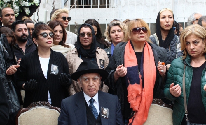  Ünlü Sanatçı Sezen Aksu'nun Babası Sami Yıldırım, (fotoğrafta Ortada)