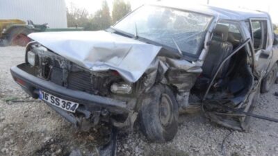 Mustafakemalpaşa İlçesinde Direksiyon Hakimiyetini Kaybeden Otomobil Sürücüsü Kamyonete Çarpti.