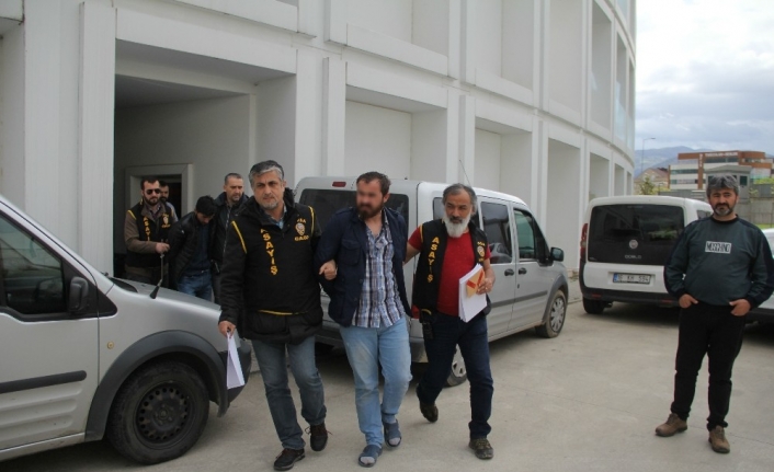 Bursa’da kuyumcudan silah zoruyla 2 kilo altın gasp eden zanlılar