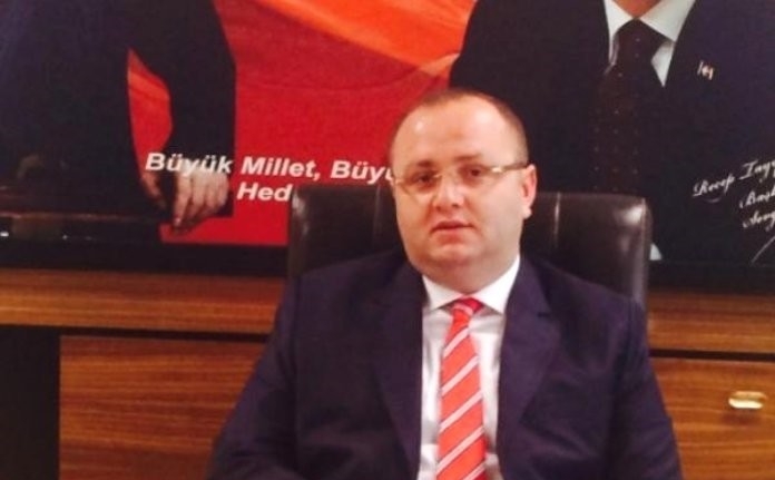 İzmir’in Narlıdere ilçesinde iddiaya göre evine gelen polis kıyafeti giymiş