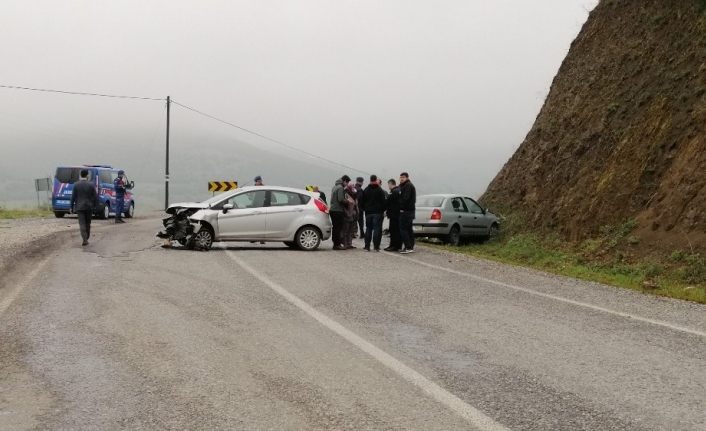 Balıkesir’in Sındırgı ilçesinde yağışdan dolayı kayganlaşan yolda meydana gelen trafik