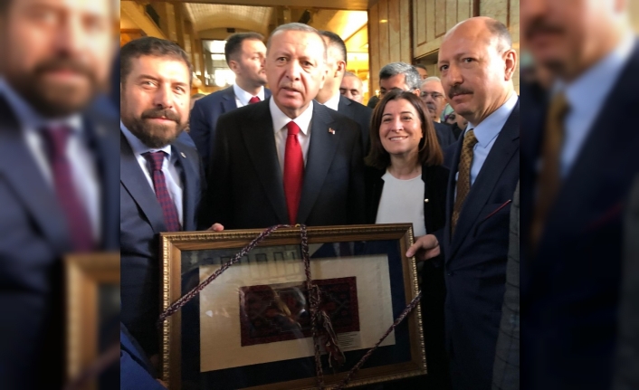 Boncuk Yağcıbedir Halısı Erdoğan'a Hediye Edildi