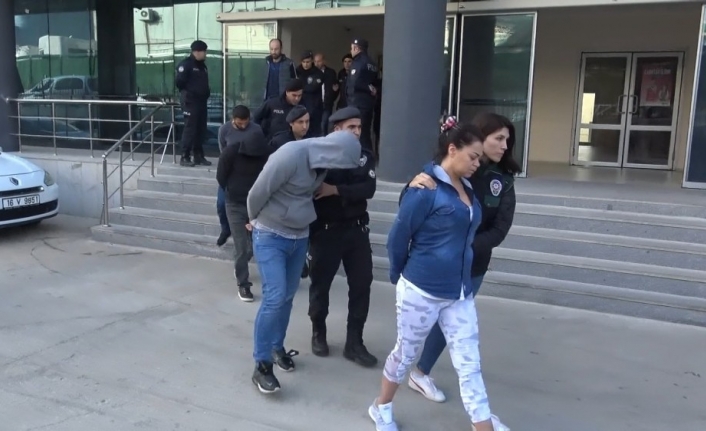  Bursa'da Polis Ekiplerinin Düzenlediği Eş Zamanlı Uyuşturucu Operasyonunda Çökeltilen