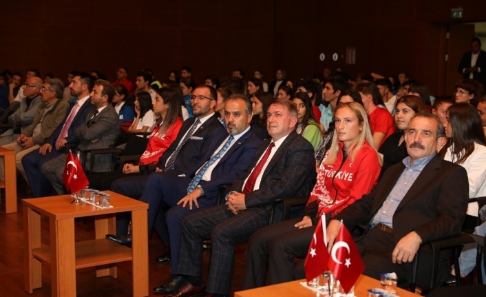  Türkiye Atletizm Federasyonu Başkanı Fatih Çintimarile Atletizm MillÎ Takımı