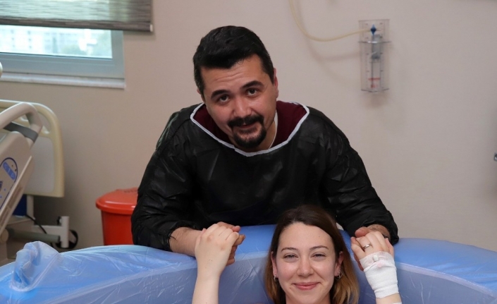 Hamileliğinin ilk gününden itibaren bebeğini suda doğurmak isteyen 31 yaşındaki
