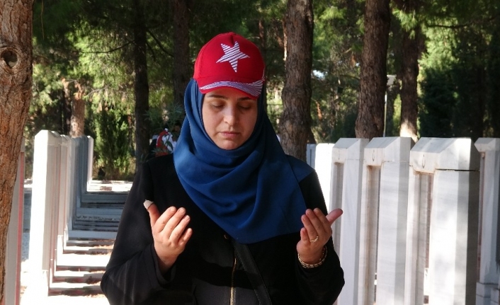  Ziyarette Duygusal Anlar Yaşayan Ziyaretçiler, Şehitlikler Başında Bol Bol