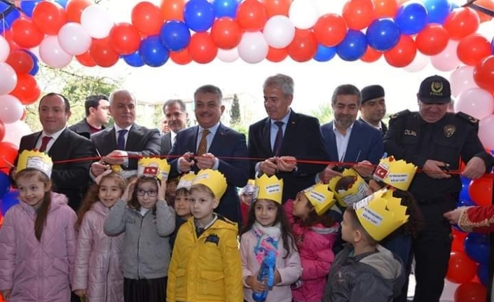 Susurluk ilçesinde bu yıl üçüncüsü düzenlenen kitap fuarı açıldı.Kitap fuarı