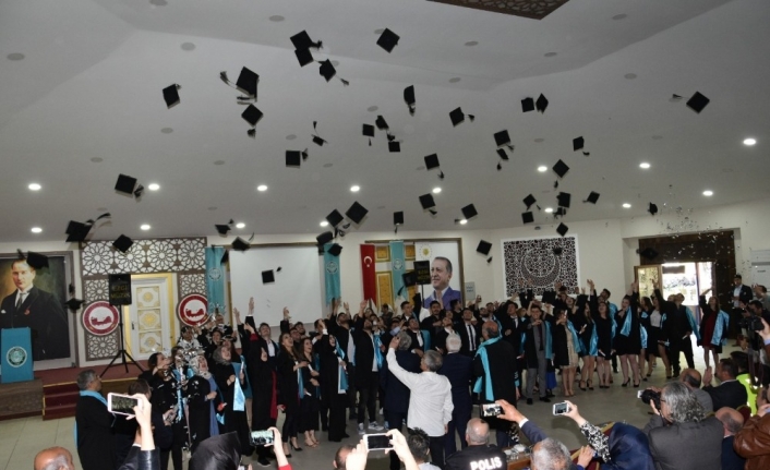 Susurluk Meslek Yüksek Okulunda mezuniyet heyecanı yaşandı. Susurluk MYO’ dan