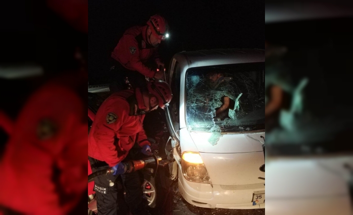  Balıkesir’in Susurluk İlçesinde 3 Aracın Karıştığı Zincirleme Trafik Kazası