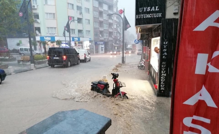  Balıkesir’in Susurluk İlçesinde Başlayan Sağanak Yağmur Hayatı Olumsuz Etkilerken