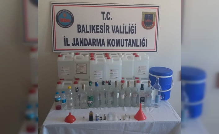 Susurluk İlçesinde Jandarma Ekipleri Kaçak İçki Satıcının Evinde Ve