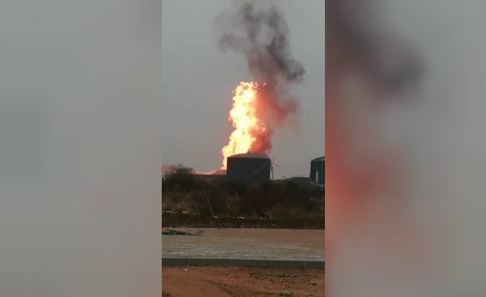 SÜTAŞ Fabrikası’nda büyük yangın  Bursa'nın Karacabey İlçesi'nde Sütaş Fabrikası'nda Patlama Ve Sonrasında Çikan