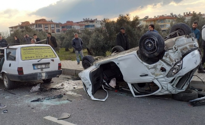 Balıkesir’in Edremit İlçesinde direksiyon hakimiyetini kaybeden sürücünün kullandığı otomobil refüje