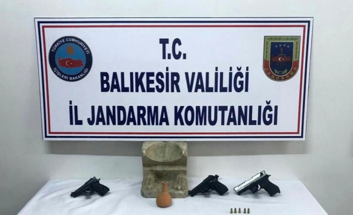 Balıkesir’de jandarma ekipleri, gerçekleştirdikleri operasyonda tarihi eser kaçakçılarını suçüstü yakaladı.