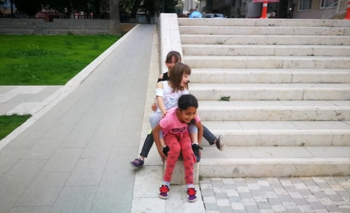 Bursa’nın İznik ilçesinde restorasyon çalışması yeni tamamlanan Müze Sokak’ta çocuklar