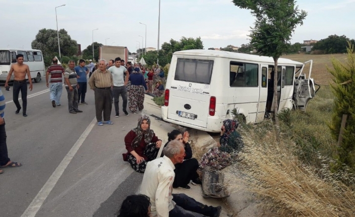  Çanakkale Merkez İlçesine Bağlı Tevfikiye Köyünde Traktörle İşçi Minibüsü