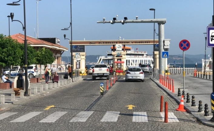 Ramazan Bayramı tatilinin son gününde Çanakkale’deki iskelelerde beklenen yoğunluk olmadı.
Marmara