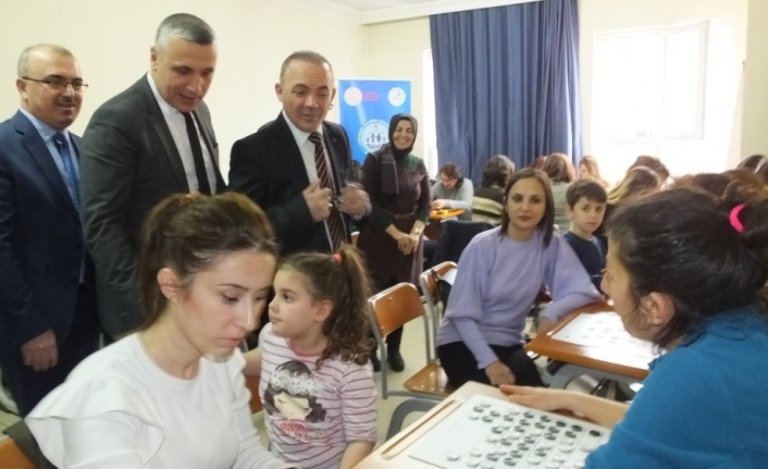 Burhaniye ilçesinde, Halk Eğitim Merkezi Müdürlüğünde, öğrencileri teknoloji bağımlılığından korumak