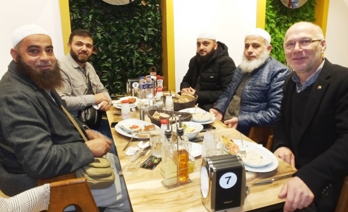  Filistinli Konuklar Yemekte
