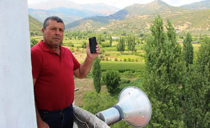 Kiraz'da Vatandaşlar Köyün Hiçbir Yerinde Telefon Çekmeyince Çareyi Minareye Çikarak