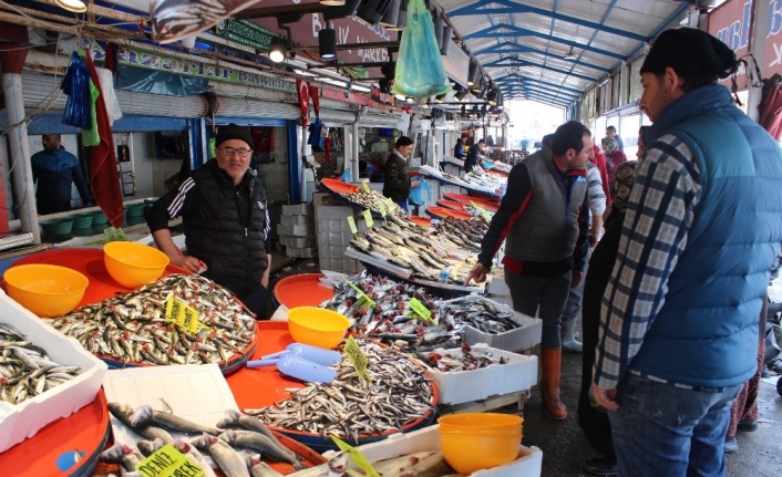 Balıkesir’in Bandırma ilçesinde günlerdir etkili olan kuvvetli rüzgarın ardından, yükselen