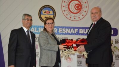 Balıkesir’de esnafla bir araya gelen Ticaret Bakanı Ruhsar Pekcan, yöresel