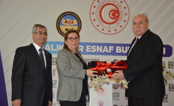 Balıkesir’de esnafla bir araya gelen Ticaret Bakanı Ruhsar Pekcan, yöresel