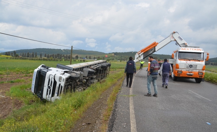İzmir Aliağa Organize Sanayi Bölgesi yolu üzerinde demir yüklü bir
