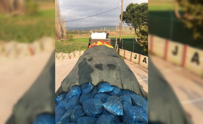Balıkesir’de jandarma ekipleri yol kontrolünde sahte evrakla kaçak 24 ton