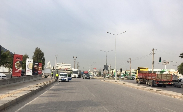  İzmir’in Bornova İlçesinde, Bir Tırın Altında Kalan Yaya Metrelerce