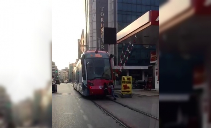 Bursa seyir halindeki tramvayın arkasına takılan 8-10 yaşlarındaki kız çocukları