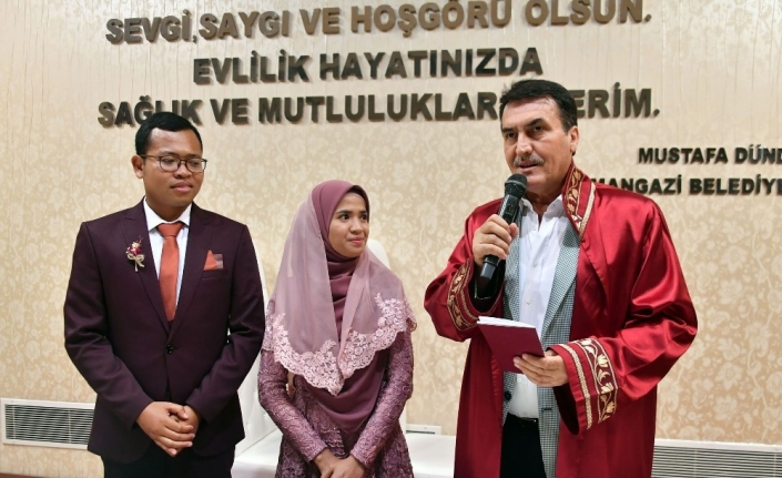  Osmangazi Belediye Başkanı Mustafa Dündar, Endonezyalı Çift Mohammed Muafı