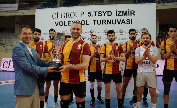  Galatasaray Hdı Sigorta’nın Kupasını Tsyd İzmir Şube Başkanı Bahri