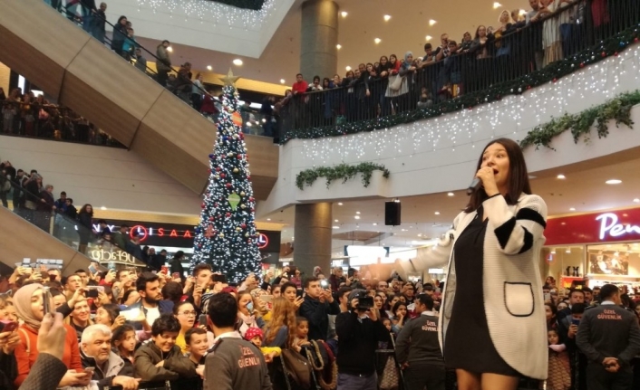 Son dönemin başarılı müzisyenlerinden Tuğçe Kandemir, mini konser ve imza