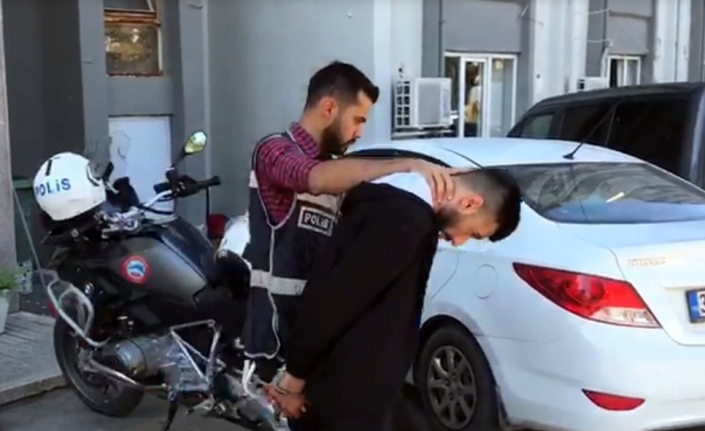  İzmir'in Buca İlçesinde 22 Yaşındaki Tuğçe Baran'ı "şaka Yapmak