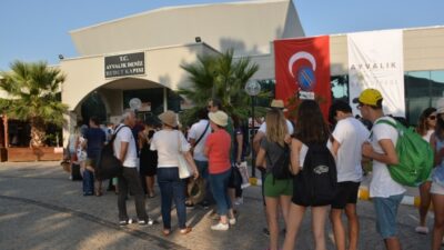 Balıkesir’in Ayvalık İlçesinde; Kurban Bayramı Nedeniyle Vatandaşlar, Yunanistan'ın Midilli Adası'na