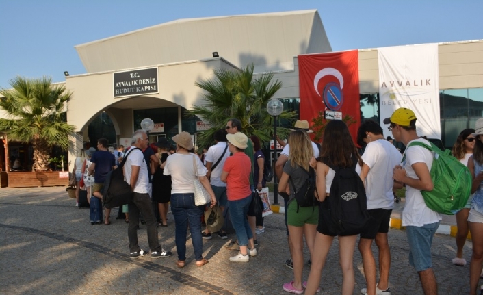 Balıkesir’in Ayvalık İlçesinde; Kurban Bayramı Nedeniyle Vatandaşlar, Yunanistan'ın Midilli Adası'na