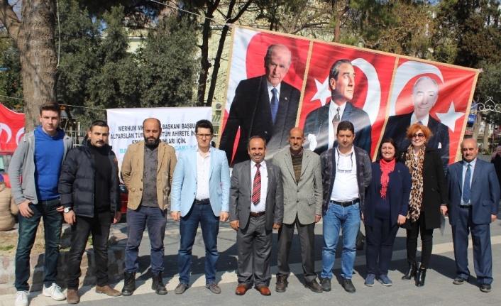 Balıkesir’in Bandırma ilçesinde MHP teşkilatı, Alpaslan Türkeş’in 22. ölüm yıldönümü