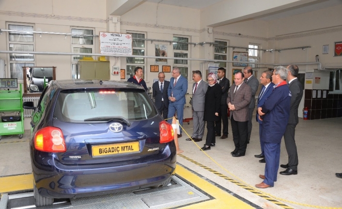 Balıkesir Valisi Yazıcı, Bigadiç Mesleki Ve Teknik Anadolu Lisesine Ziyarette