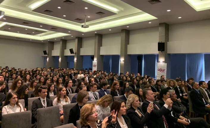 Birleşmiş Milletlerin farklı komitelerinin, simülasyon olarak öğrenciler tarafından canlandırıldığı Uğur