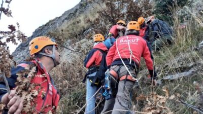  Bursa Uludağ Göller Bölgesinde Bulun 700 Metre Yükseklikteki Kayalıklarda