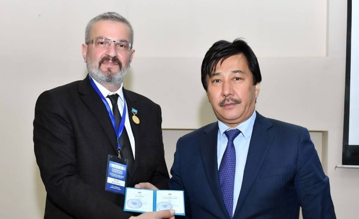 Kazakistan’ın Al-Farabi Üniversitesi’nin en büyük bilim ödülü olan ‘Büyük Altın