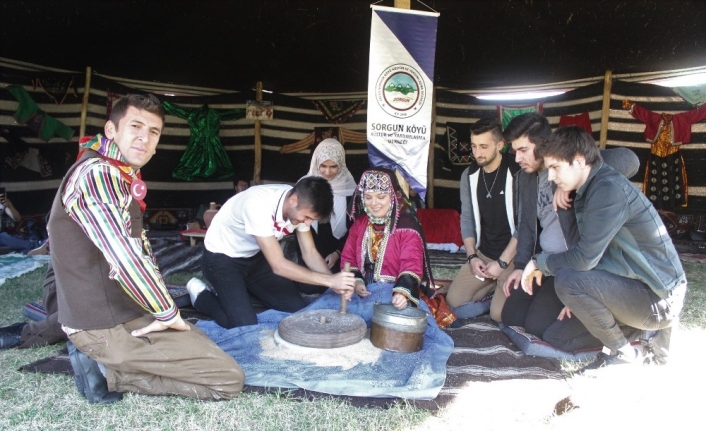  Üniversite Öğrencileri Taş Değirmende Bulgur Öğüttü