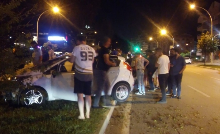  Bursa'da Kontrolden Çikan Otomobil Orta Refüje Çiktiktan Sonra Ağaca