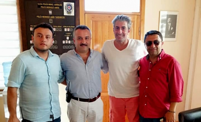  Tatilini Alaçatı'da Geçiren Ünlü Oyuncu Erkan Petekkaya, Alaçatı Şehit